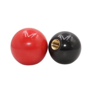 Bola em baquelita vermelha e preta com porcas douradas