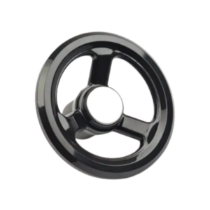 Volante preto de 3 raios com centro branco. Ideal para direção e controle.